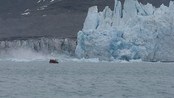 Her kalver isbreen tett på båtturistene - Turister får se isbreen kalve på nært hold. Blant turistene er NRKs Kari Toft og ektemannen Reidar Thorsteinsen.