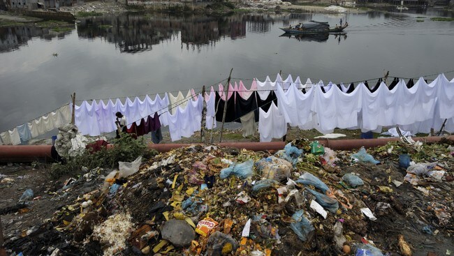 Kamrangichar-slummen i Bangladesh (Foto: Stanley Greene/Leger uten grenser) Kamrangichar-slummen i Bangladesh (Foto: Stanley Greene/Leger uten grenser)