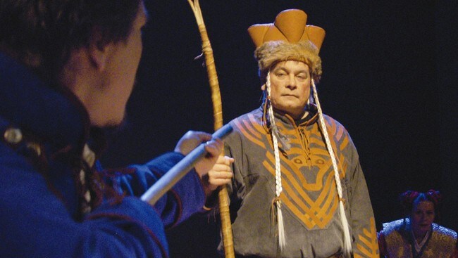 Egil Keskitalo bihtás 'Ridn'oaivi ja nieguid oaidni' (Foto: Marit Anna Evanger, Beaivváš preassagovva) Egil Keskitalo bihtás 'Ridn'oaivi ja nieguid oaidni' (Foto: Marit Anna Evanger, Beaivváš preassagovva)