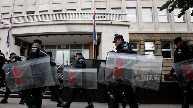 Serbisk politi patruljerer utenfor krigsdomstolen der Rodovan holdes fengslet. (Foto: Darko Bandic/AP) Serbisk politi patruljerer utenfor krigsdomstolen der Rodovan holdes fengslet. (Foto: Darko Bandic/AP)