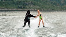 Borat og apekatt ved Hurtigruten (Foto: Angelica Kvernø) Borat og apekatt ved Hurtigruten (Foto: Angelica Kvernø)