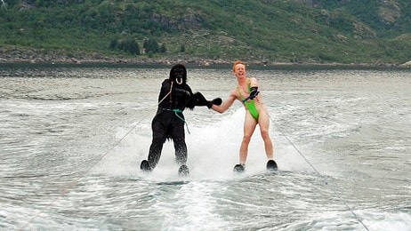 Borat og apekatt ved Hurtigruten (Foto: Angelica Kvernø)