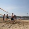 Elever ved Thor Heyerdahl videregående skole i Larvik bruker streike-fri til å spille volleyball på bystranda.