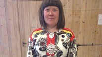 Patricia Fjellgren forteller om sørsamisk språk (Foto: Vaino Rensberg/NRK)