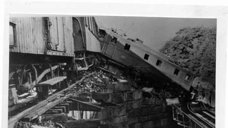 Jernbanesprengning ved Kværner bru i Oslo, 1943. (Foto: Foto fra boka Menn i mørket, Asbjørn Sunde (Spartacus forlag).) Jernbanesprengning ved Kværner bru i Oslo, 1943. (Foto: Foto fra boka Menn i mørket, Asbjørn Sunde (Spartacus forlag).)