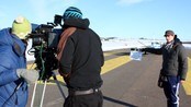 Filmopptak på Jarlsberg flyplass (Foto: Jan Gulliksen/NRK)