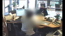 Her raner 15-åringen Sparebanken Pluss i Rona i Kristiansand. (Foto: Overvåkingskamera) Her raner 15-åringen Sparebanken Pluss i Rona i Kristiansand. (Foto: Overvåkingskamera)