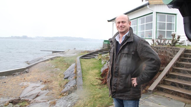 Hytte i strandkanten (Foto: Yngve Tørrestad/NRK) Hytte i strandkanten (Foto: Yngve Tørrestad/NRK)
