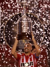 Estudiantes-kaptain Juan Sebastian Veron hever pokalen etter seieren i Copa Libertadores. (Foto: Natacha Pisarenko/AP) Estudiantes-kaptain Juan Sebastian Veron hever pokalen etter seieren i Copa Libertadores. (Foto: Natacha Pisarenko/AP)