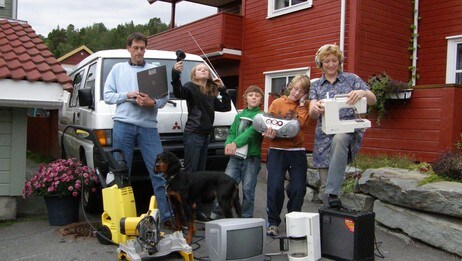 Testfamilien i Norge 2020 utanfor huset sitt i Trondheim. (Foto: Morten Waagø/NRK)