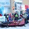 Mange av førerne har med seg passasjerer de første par timene av løpet, før de skifter sleder på den såkalte omstarten, hvor alle løperne samles og setter avgårde samtidig.