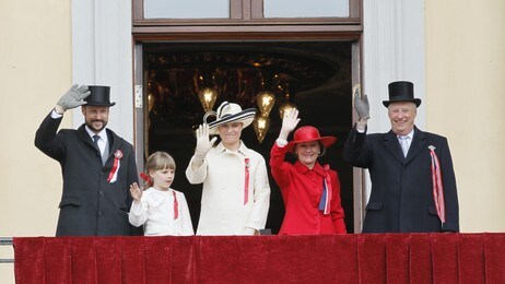 Kongefamilien på slottsbalkongen 17. mai 2011 (Foto: Heiko Junge/Scanpix) Kongefamilien på slottsbalkongen 17. mai 2011 (Foto: Heiko Junge/Scanpix)