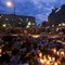 Folk fortsatte å møte opp for å vise respekt for de omkomne lørdag kveld.