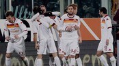 Romas Mirko Vulcinic får gratulasjjoner av lagkameratene