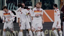 Romas Mirko Vulcinic får gratulasjjoner av lagkameratene (Foto: Muzzi/Scanpix/AFP)