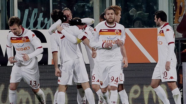 Romas Mirko Vulcinic får gratulasjjoner av lagkameratene (Foto: Muzzi/Scanpix/AFP) Romas Mirko Vulcinic får gratulasjjoner av lagkameratene (Foto: Muzzi/Scanpix/AFP)