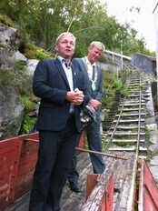 Per Morten Borgli og Ole Tom Guse på nyopning av Flørlitrappene (Foto: Ingvald Nordmark/NRK)