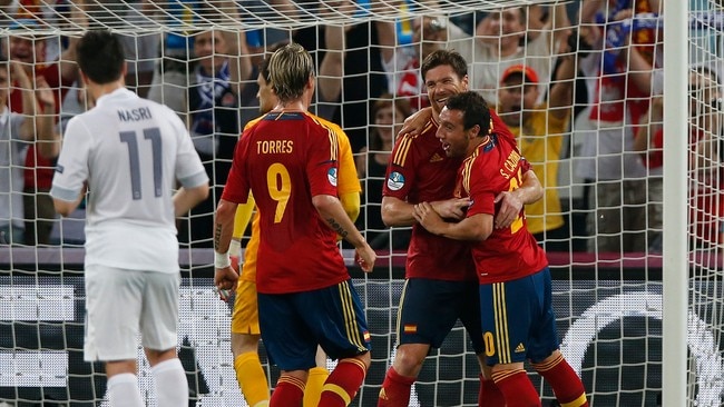 SOCCER-EURO/ Spain's Alonso celebrates with his team mates Cazorla and Torres after scoring a goal against France during their Euro 2012 quarter-final soccer match at Donbass Arena in Donetsk (Foto: JUAN MEDINA/Reuters) SOCCER-EURO/ Spain's Alonso celebrates with his team mates Cazorla and Torres after scoring a goal against France during their Euro 2012 quarter-final soccer match at Donbass Arena in Donetsk (Foto: JUAN MEDINA/Reuters)