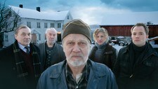 Familen Neshov foran gården (Foto: Anne Liv Ekroll/NRK)