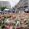 Også mandag, tre dager etter terrorangrepene, samler folk seg utenfor domkirken.