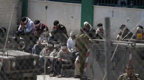 Israelske soldater vokter arresterte palestinere i Hares. (Foto: JAAFAR ASHTIYEH/AFP) Israelske soldater vokter arresterte palestinere i Hares. (Foto: JAAFAR ASHTIYEH/AFP)