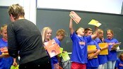 Skole vant Nysjerrigper-pris - Elevene i femte trinn på Menigheten Samfundets skole i Kristiansand vant onsdag 1. premie i NysjerrigPer konkurransen. Elevene har forsket på å kaste baller. 