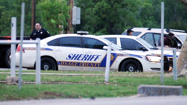 USA-CRIME/TULSA Members of the the Osage County Sheriff Department prepare to assist Tulsa police in their manhunt (Foto: LARRY PAPKE/Reuters) USA-CRIME/TULSA Members of the the Osage County Sheriff Department prepare to assist Tulsa police in their manhunt (Foto: LARRY PAPKE/Reuters)