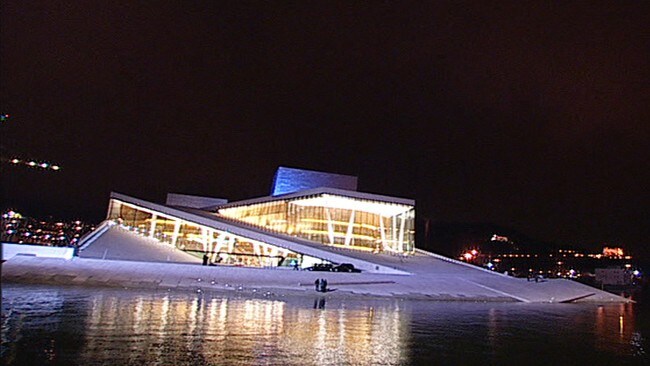 Bjørvika-operaen på kvelden etter åpningen (NRK) Bjørvika-operaen på kvelden etter åpningen (NRK)