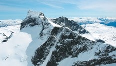 Store Austabotntind sett fra nordvest. Renna mot Berdalsbreen midt i bildet.