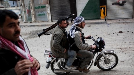 To menn med en granatkaster på en motorsykkel i Syria (Foto: Rodrigo Abd/Ap) To menn med en granatkaster på en motorsykkel i Syria (Foto: Rodrigo Abd/Ap)