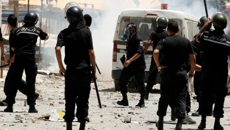 Opptøyer i Tunis (Foto: ZOUBEIR SOUISSI/Reuters) Opptøyer i Tunis (Foto: ZOUBEIR SOUISSI/Reuters)