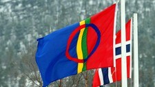 Sameflagget og det norske flagget (Foto: Eilif Aslaksen/NRK) Sameflagget og det norske flagget (Foto: Eilif Aslaksen/NRK)
