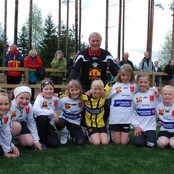 Reidar Schei sammen med et av jentelagene i Elverum.
