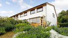 Enderekkehus som ligg ved bybanen og som blei selt for 610.000 kroner over takst. (Eiendomsmegler Vest) Enderekkehus som ligg ved bybanen og som blei selt for 610.000 kroner over takst. (Eiendomsmegler Vest)