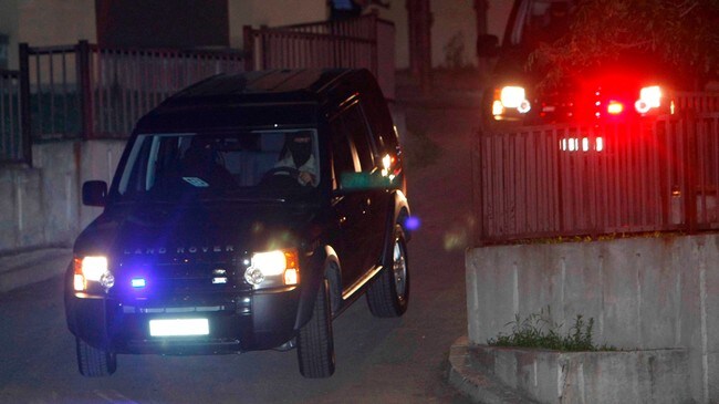 Radovan Karadzic sendes til Haag (Foto: STR/REUTERS) Radovan Karadzic sendes til Haag (Foto: STR/REUTERS)