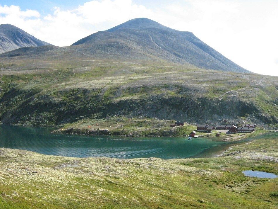 Rondvassbu i sen juli. Sett fra stien til Svarthammaren.