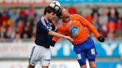 Aalesunds Tor Hogne Aarøy (th) i en hodeduell med Stefan Gislason
