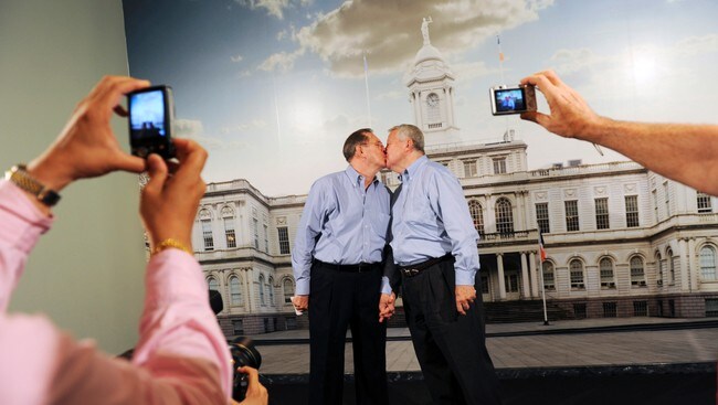 USA-GAYMARRIAGE/DOMA File photo of gay couple Duran and Shields kissing after their gay marriage in New York (Foto: POOL/Reuters) USA-GAYMARRIAGE/DOMA File photo of gay couple Duran and Shields kissing after their gay marriage in New York (Foto: POOL/Reuters)