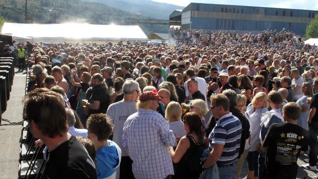 Publikum under Status Quo på bryggekonserten under Notodden Bluesfestival 2010 (Foto: Jørn Gjersøe/NRK) Publikum under Status Quo på bryggekonserten under Notodden Bluesfestival 2010 (Foto: Jørn Gjersøe/NRK)