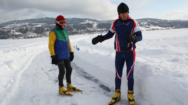 Skøyteløpere på Mjøsa (Foto: Hanne Stine Kind/NRK)
