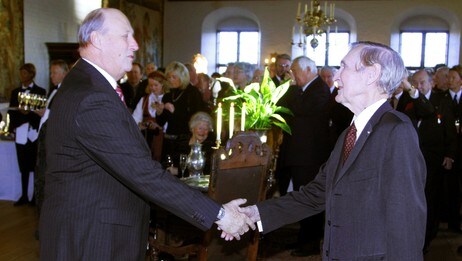 Kong Harald og Gunnar Sønsteby (Foto: Åserud, Lise/SCANPIX) Kong Harald og Gunnar Sønsteby (Foto: Åserud, Lise/SCANPIX)