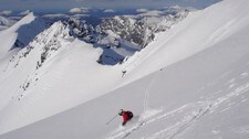 Nedkjøring fra Velleseterhorn i Sunnmørsalpene (Foto: Esben Kuhnt/Den Norske Turistforening) Nedkjøring fra Velleseterhorn i Sunnmørsalpene (Foto: Esben Kuhnt/Den Norske Turistforening)