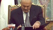 Ali Abdullah Saleh signerer maktoverføringsavtalen Ali Abdullah Saleh signerer maktoverføringsavtalen