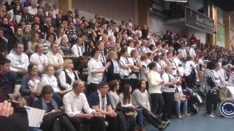 Klart for kamp i Terningen Arena (Foto: Stine V. Olsen/NRK) Klart for kamp i Terningen Arena (Foto: Stine V. Olsen/NRK)