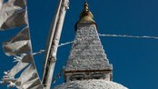 Stupa med vaiende flagg (Foto: Gerben Groustra)