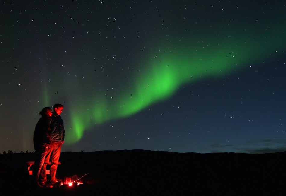 Nordlys sett fra bålet, på Nonsbu hytte (i nærheten av Tromsø), 9 september 2010