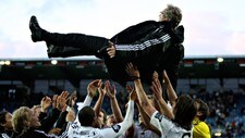 Erik Hamrén ble hyllet av spillerne etter seieren. (Foto: Hansen, Alf Ove/Scanpix)