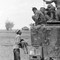 1964: Dette bildet sørget for Horst Faas sin første pulitzer-pris. En far holder liket av sitt barn. Sør-vietnamesiske soldater ser ned på dem fra et militærkjøretøy. Barnet ble drept av regjeringssoldater som gikk til angrep mot en liten landsby på grensen til Kambodsja. 
