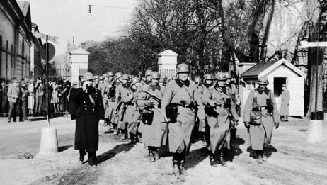 Tyske soldater på Festningsplassen 9. april 1940 (Foto: Scanpix/SCANPIX) Tyske soldater på Festningsplassen 9. april 1940 (Foto: Scanpix/SCANPIX)