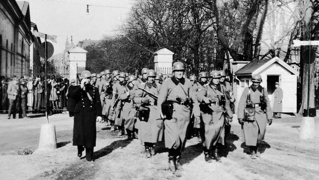 Tyske soldater på Festningsplassen 9. april 1940 (Foto: Scanpix/SCANPIX) Tyske soldater på Festningsplassen 9. april 1940 (Foto: Scanpix/SCANPIX)
